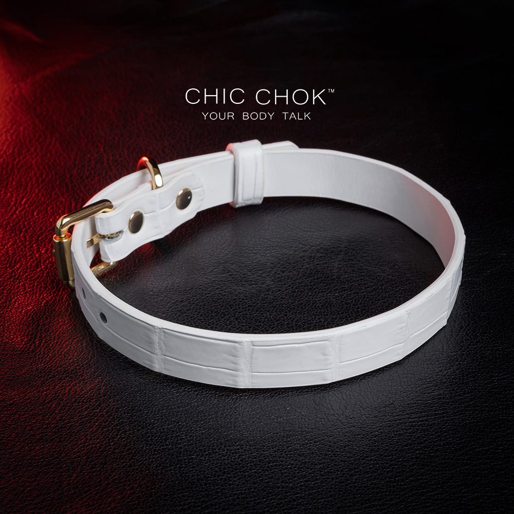 Gold buckle white leather necklace: the perfect combination of fashion and elegance